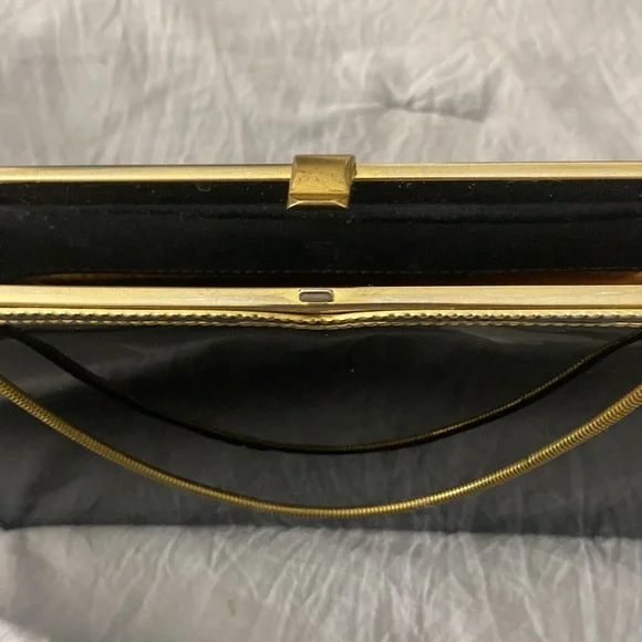 Etra Vintage 1950’s classic Patent Leather Clutch Purse with Gold Hardware - Picture 9 of 14